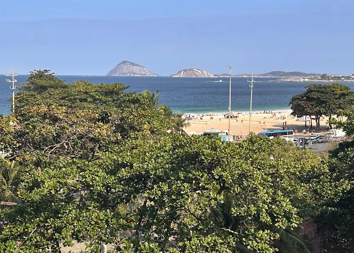 Vista panorâmica da Praia de COPACABANA, mais CESTA DE CAFÉ DA MANHÃ Especial, mais ESPUMANTE de Boas Vindas, a combinação perfeita para transformar sua hospedagem em uma experiência única e inesquecível Rio de Janeiro