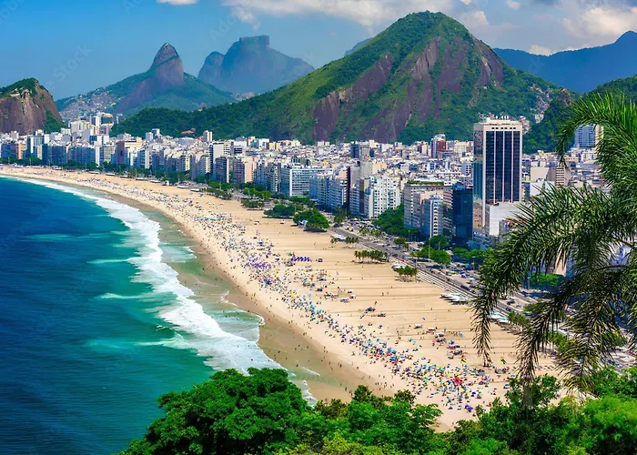 Vista panorâmica da Praia de COPACABANA, mais CESTA DE CAFÉ DA MANHÃ Especial, mais ESPUMANTE de Boas Vindas, a combinação perfeita para transformar sua hospedagem em uma experiência única e inesquecível Rio de Janeiro